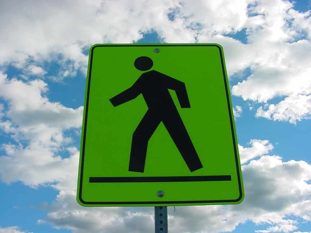 Знак можно ходить. Знак ходить. На зеленый знак иди. Идущий человек знак дорожный. Знак идти и стой.